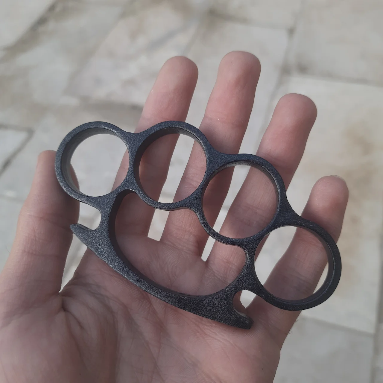 Brass-knuckles-simple-design-black-color پنجه بوکس طرح ساده رنگ مشکی